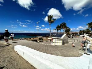 een groep mensen die op het strand lopen bij Apartamento Playa chica, vistas al mar Lanzarote in Puerto del Carmen