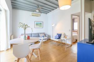 uma sala de estar com uma mesa e um sofá em Mata 16 em Sevilha