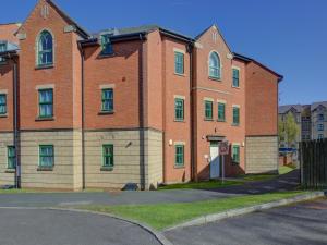 a large brick building with a street in front of it at Pass the Keys Spacious apartment for 2 free parking in Manchester