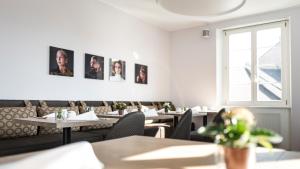 restauracja ze stołami i krzesłami oraz oknem w obiekcie BASE II - Das Bed & Breakfast bei Basel (Lörrach) w mieście Lörrach