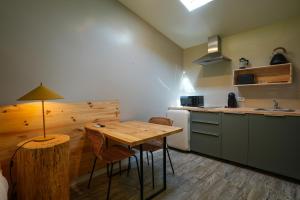 a small kitchen with a wooden table and chairs at Quinta da Bicuda in Cascais