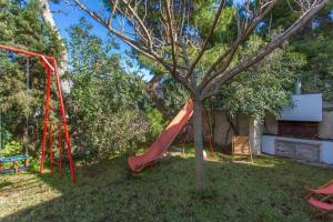 een rode glijbaan op een boom in een tuin bij A family paradise! in Áyios Andréas