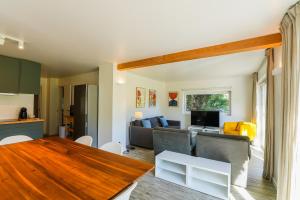 cocina y sala de estar con mesa y sofá en Quinta da Bicuda, en Cascais
