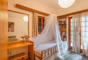 een slaapkamer met een bed met een klamboe bij A family paradise! in Áyios Andréas