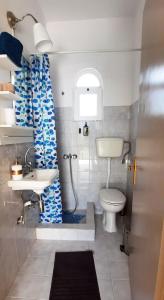 Bathroom sa ILEKTRA Apartments Blue & Red