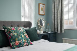 Кровать или кровати в номере Crookes House +33 фотографии