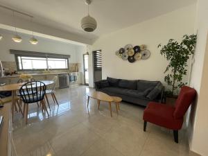 een woonkamer met een bank en een tafel bij view point family suite in Eilat +15 foto's