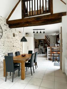 - une salle à manger avec une table et des chaises en bois dans l'établissement W27B - Alla Prima, Super villa au cœur de Giverny, à Giverny