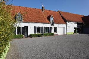 a white house with a red roof and a driveway at Les Jardins d'Ilona - Les Oliviers - Ecocon in Arques
