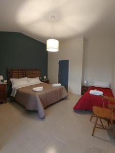 um quarto com uma cama grande e uma parede verde em Affittacamere Locanda Ristoro Tanè em San Giovanni in Strada