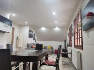 salon ze stołem i kanapą w obiekcie Casa da Escuela w mieście Caldas de Reis