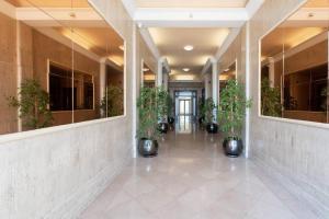 un pasillo con macetas en un edificio en L14 2P Promenade Vue Mer climatisé, spacieux/ Balcon, en Niza