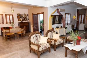 sala de estar con sillas y comedor en Sunshine Villa en Vasilikós