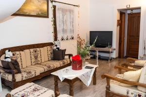 sala de estar con sofá y mesa en Sunshine Villa en Vasilikós