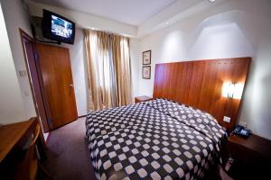 Uma cama ou camas num quarto em SeaNet Hotel By AFI Hotels