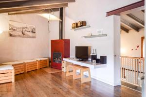 uma sala de estar com televisão e uma secretária com televisão em CAN FRUITÓS Alojamiento rural en Besalú em Besalú