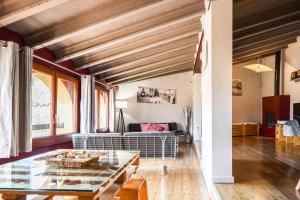 貝薩盧的住宿－CAN FRUITÓS Alojamiento rural en Besalú，客厅配有沙发和桌子
