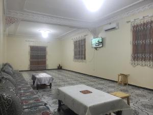 a room with a couch and a tv in it at Bol d'air à la mer centre Ain el Turck in 'Aïn el Turk