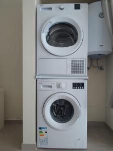 lavadora y secadora en una habitación en Appartamento via giansanti, en Terracina
