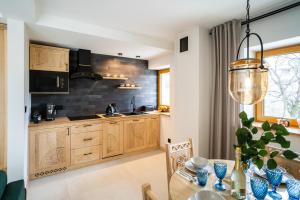 Kuchyň nebo kuchyňský kout v ubytování Apartament Niedźwiedź na Giewoncie by Apart Concept Podhale