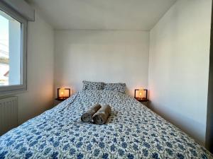 - une chambre avec un lit avec deux paires de chaussures dans l'établissement COC - La Rafale, à Wissant