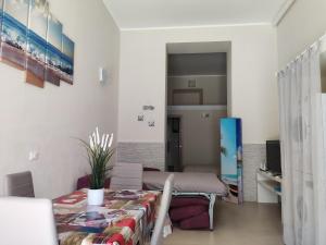 um quarto com uma cama e uma mesa em Appartamento via giansanti em Terracina