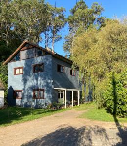 uma casa que está sentada numa estrada de terra em The Barn, Bowral em Bowral