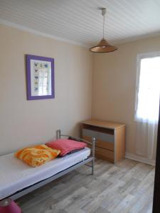 sypialnia z łóżkiem, komodą i oknem w obiekcie La Maison des Coteaux w mieście Meyrals