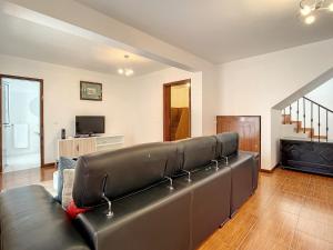 un grande divano in pelle in soggiorno di Villa Formosa View by Atlantic Holiday a Funchal
