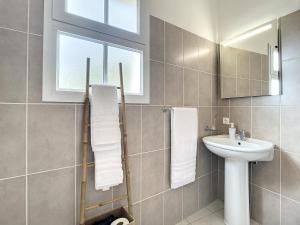 bagno con lavandino e specchio di Villa Formosa View by Atlantic Holiday a Funchal
