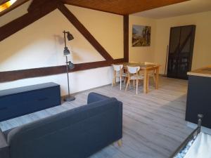 Зона вітальні в Studio mansardé chez un vigneron au village au 3ème étage sans ascenseur