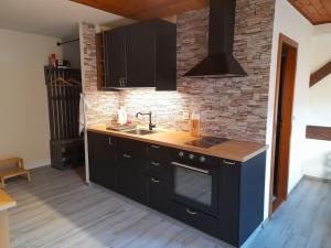 Kuchyň nebo kuchyňský kout v ubytování Studio mansardé chez un vigneron au village au 3ème étage sans ascenseur