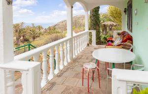 um alpendre branco com uma mesa e vista para o oceano em 3 bedrooms house with enclosed garden and wifi at Vallehermoso 3 km away from the beach em Vallehermoso