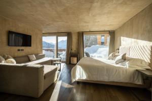Postel nebo postele na pokoji v ubytování Bergman Mountain Hotel + 37 fotografií