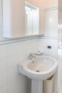een witte badkamer met een wastafel en een spiegel bij N169 - Numana, nuova villa quadrilocale con giardino in Numana