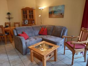 sala de estar con sofá y mesa de centro en Zinnowitz, Ferienwohnung Margarete, en Zinnowitz
