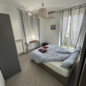 ナポリにあるLa Terrazzaの窓付きの部屋にベッド付きのベッドルーム1室があります。