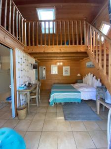 ein Schlafzimmer mit einem Etagenbett in einem Holzhaus in der Unterkunft Villa Herbert, Chambres d'Hôtes et Gîte in Andernos-les-Bains