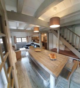 una sala de estar con vistas panorámicas a una gran mesa de madera. en Chalet Oustaou Campan La Mongie Col du Tourmalet, en Campan