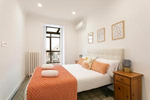 1 dormitorio con 1 cama con manta naranja en AB Passeig de Gràcia Casa Batlló, en Barcelona