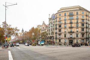 una calle de la ciudad con coches y edificios y un semáforo en AB Passeig de Gràcia Casa Batlló, en Barcelona