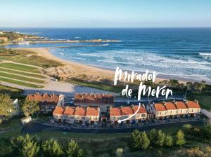聖維森特－德拉巴爾克拉的住宿－El Mirador de Merón，海滩上的度假村的空中景致