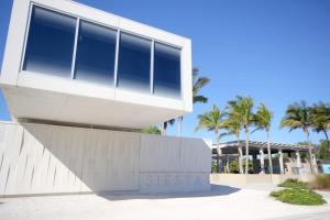 un edificio con el letrero sst frente a las palmeras en Cute Lil Oasis on Osprey, en Sarasota