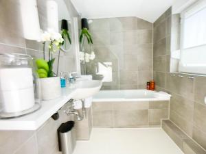 纽伦堡M-Style 03 Apartment 24h Self-Check-In, Free Parking, Netflix的带水槽和浴缸的浴室