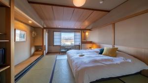 Postel nebo postele na pokoji v ubytování onsen hotel OMOTO
