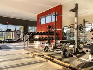 Fitness centrum a/nebo fitness zařízení v ubytování Royal on 81 Ventura