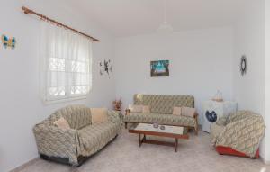 uma sala de estar com duas cadeiras e uma mesa de centro em The Panorama House em Pera Gyalos