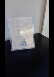 un documento incorniciato sopra un tavolo con un menu di LePetit a Porto Santo Stefano