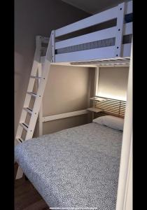 Двухъярусная кровать или двухъярусные кровати в номере LePetit