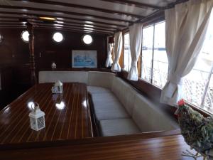 a bench in the back of a boat at Tersane IV Vincitore 4 Hotel di Bruno Barbieri in Palermo